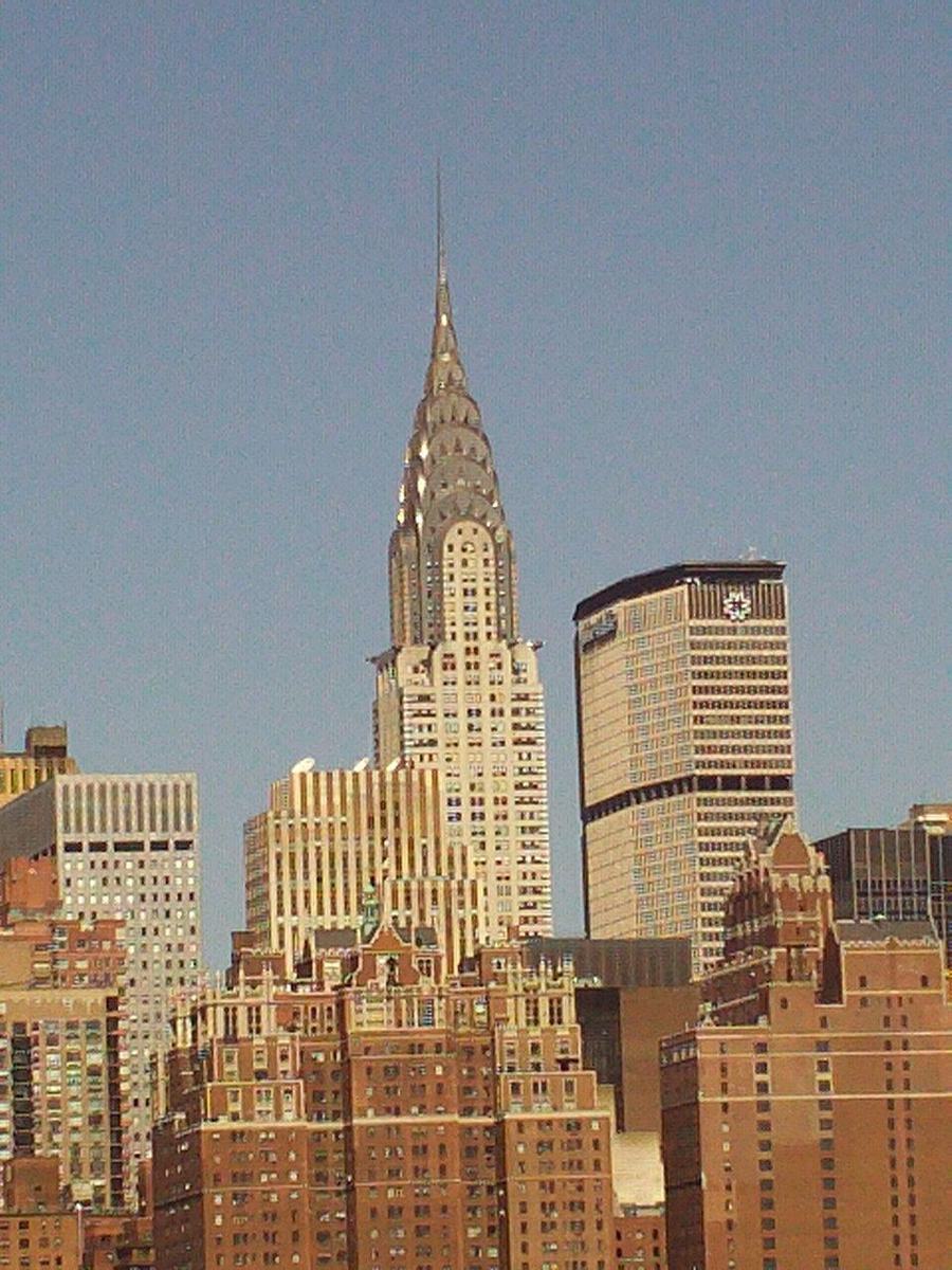Chrysler Building i New York med art deco-kronen i rustfritt stål mot himmelen.