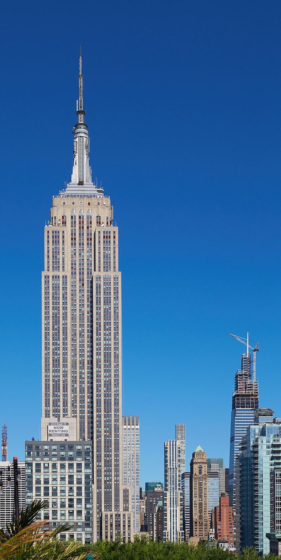 Empire State Building sett fra en takterrasse, med fasaden trappet inn mot toppen.