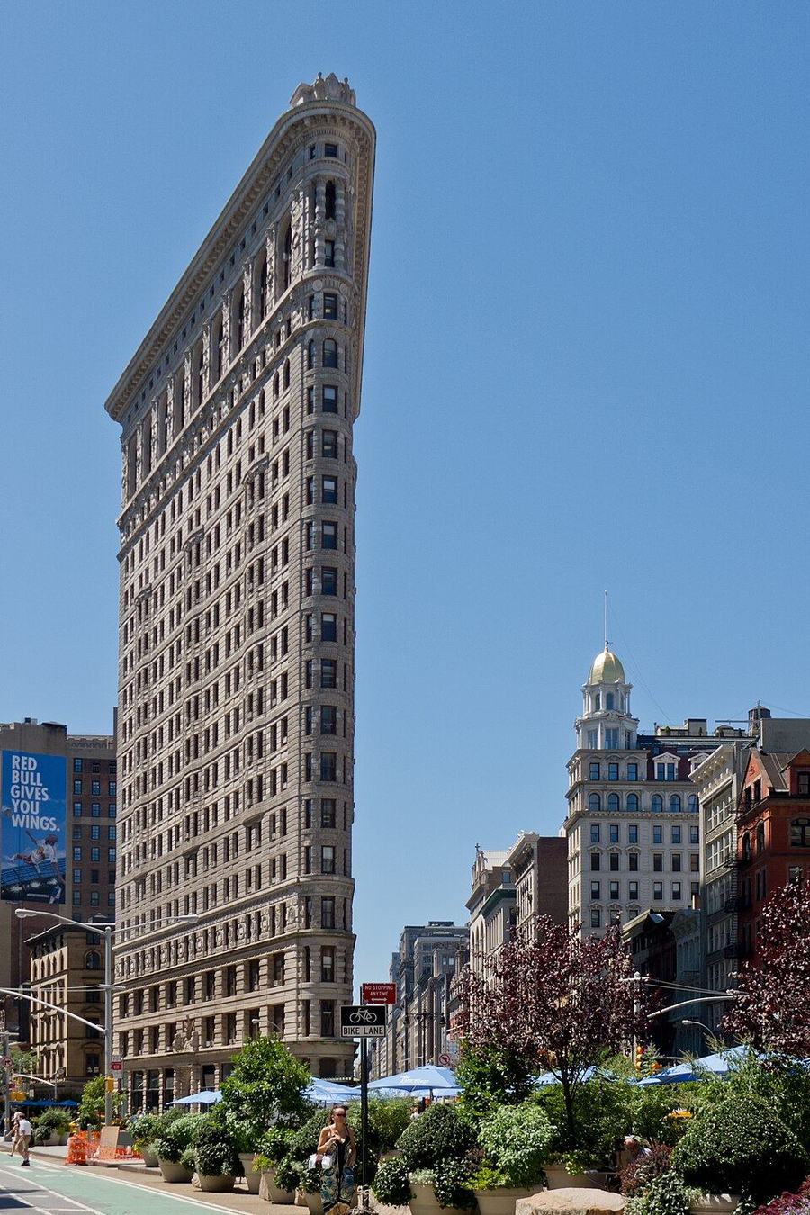 Flatiron Building i New York, hvor den trekantede formen følger gatenettet.